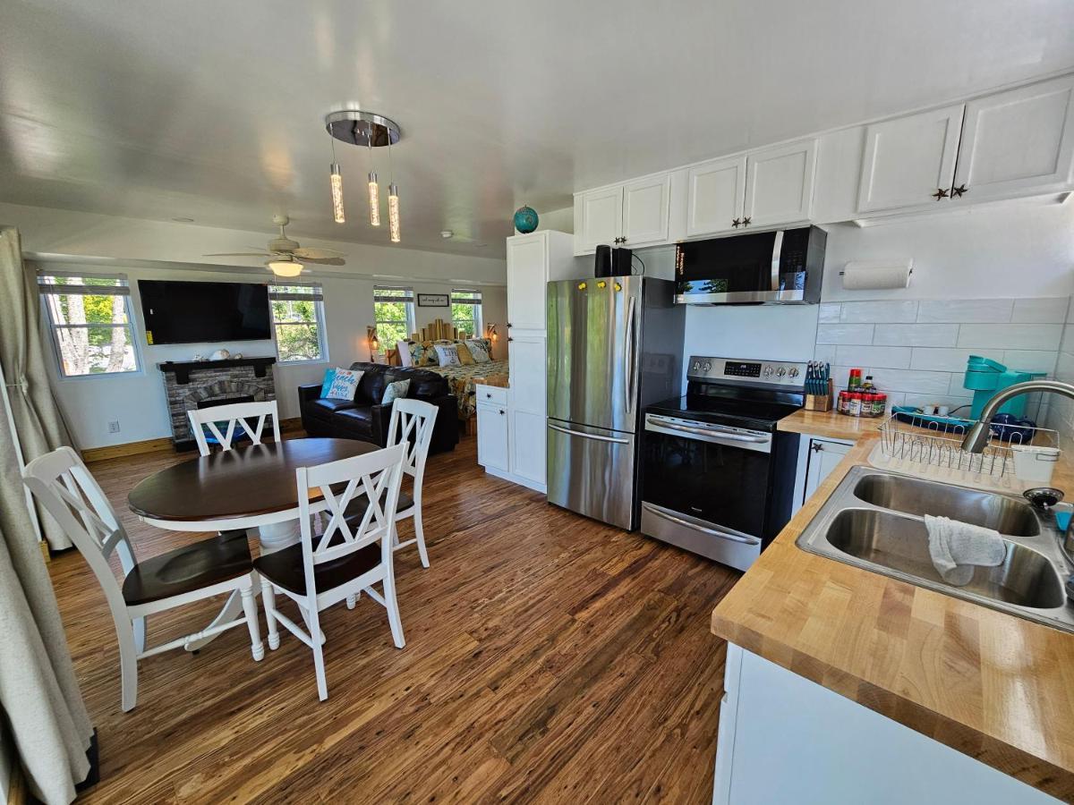 Tree-Top Lake-Front Cottage Madison Bagian luar foto